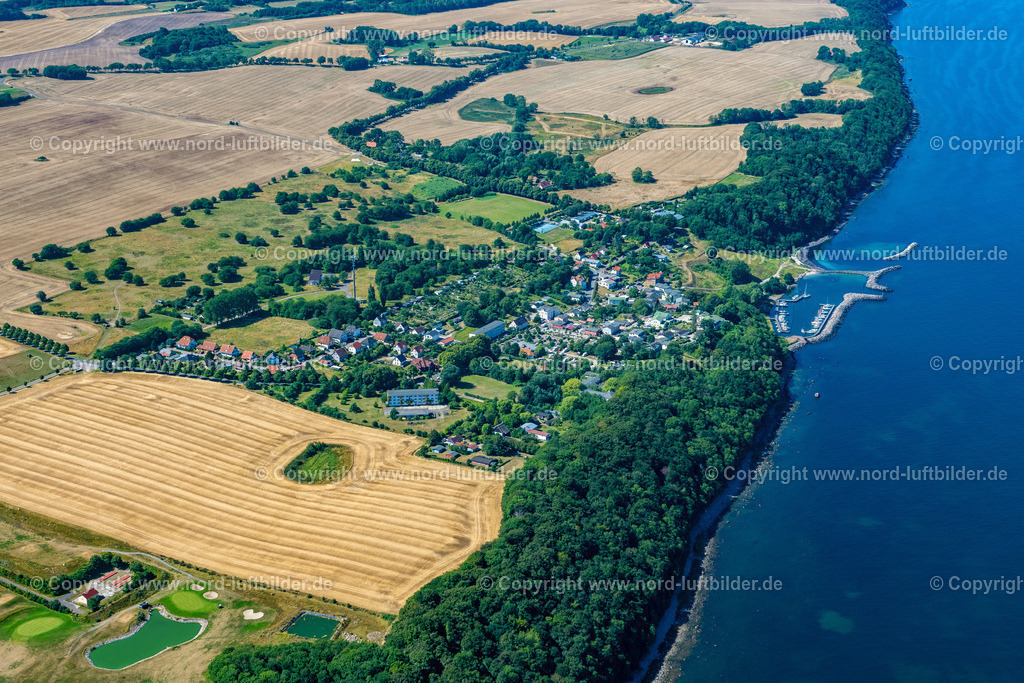 Lohme_Rügen_ELS_8054100822 | LOHME 10.08.2022 Ortsansicht an der Meeres-Küste der Ostsee in Lohme auf der Insel Rügen im Bundesland Mecklenburg-Vorpommern, Deutschland. Weiterführende Informationen bei: Touristik Lohme GmbH. // Townscape on the seacoast of Baltic Sea in Lohme on the island of Ruegen in the state Mecklenburg - Western Pomerania, Germany. Further information at: Touristik Lohme GmbH. Foto: Martin Elsen