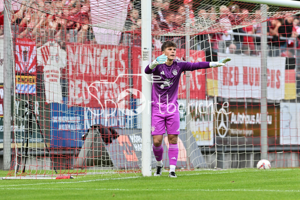 FC Memmingen - FC Bayern Amateure | im Bild Jannis BAERTL (FC Bayern München II #18) / Einzelfoto / Freisteller / Regionalliga Bayern: FC Memmingen - FC Bayern München II; Arena Memmigen am 29.08.2025