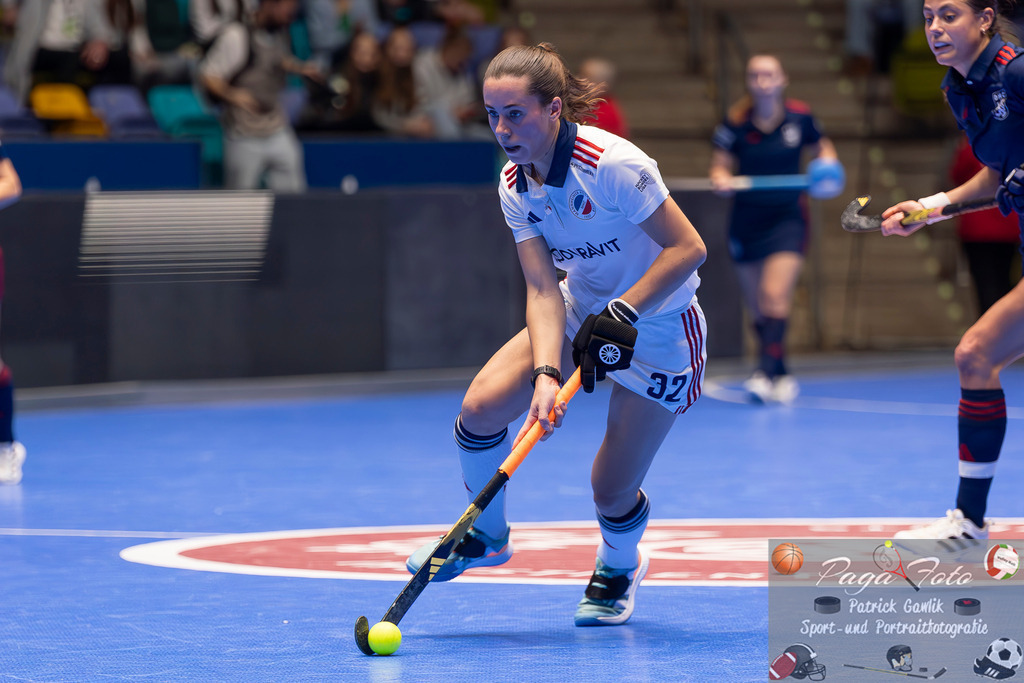 Volvo E.R.B. Final 4 Halbfinale Frauen: Mannheimer HC - Düsseldorfer HC, 25.01.2025 | Carolin Seidel (Mannheimer HC #32) am Ball, Mannheimer HC - Düsseldorfer HC, Frankfurt, Süwag Arena, 25.1.2025 - Realisiert mit Pictrs.com