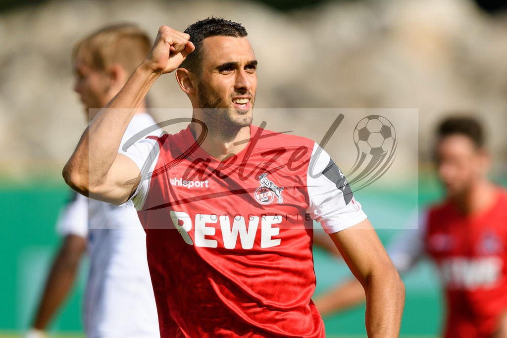 JENKOE20210808_244 | Fussball, Herren: Ellyes Skhiri (1. FC Koeln) Torjubel, jubelt nach seinem Treffer zum 1:1 beim Spiel der 1. Runde im DFB-Pokal zwischen FC Carl Zeiss Jena und 1. FC Koeln im Ernst-Abbe-Sportfeld am 08.08.2021 in Jena, Deutschland.DFB / DFL REGULATIONS PROHIBIT ANY USE OF PHOTOGRAPHS AS IMAGE SEQUENCES AND/OR QUASI-VIDEO. - Realisiert mit Pictrs.com