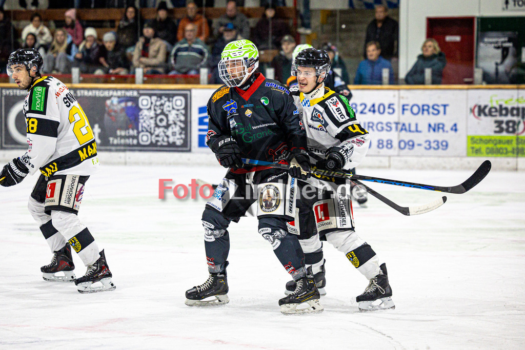Peißenberg MINERS gegen EA Schongau MAMMUTS | Eishockey Bayernliga 2025/26 Vorbereitung, Peißenberg MINERS gegen EA Schongau MAMMUTS, 20251003,Zweikampf,2025-10-03 in Peißenberg (flatbuy Arena Peißenberg), Jonas LAUTENBACHER (MINERS 12), Thomas RADU (MAMMUTS 47)Copyright: WolfgangxLindner www.foto-lindner.de