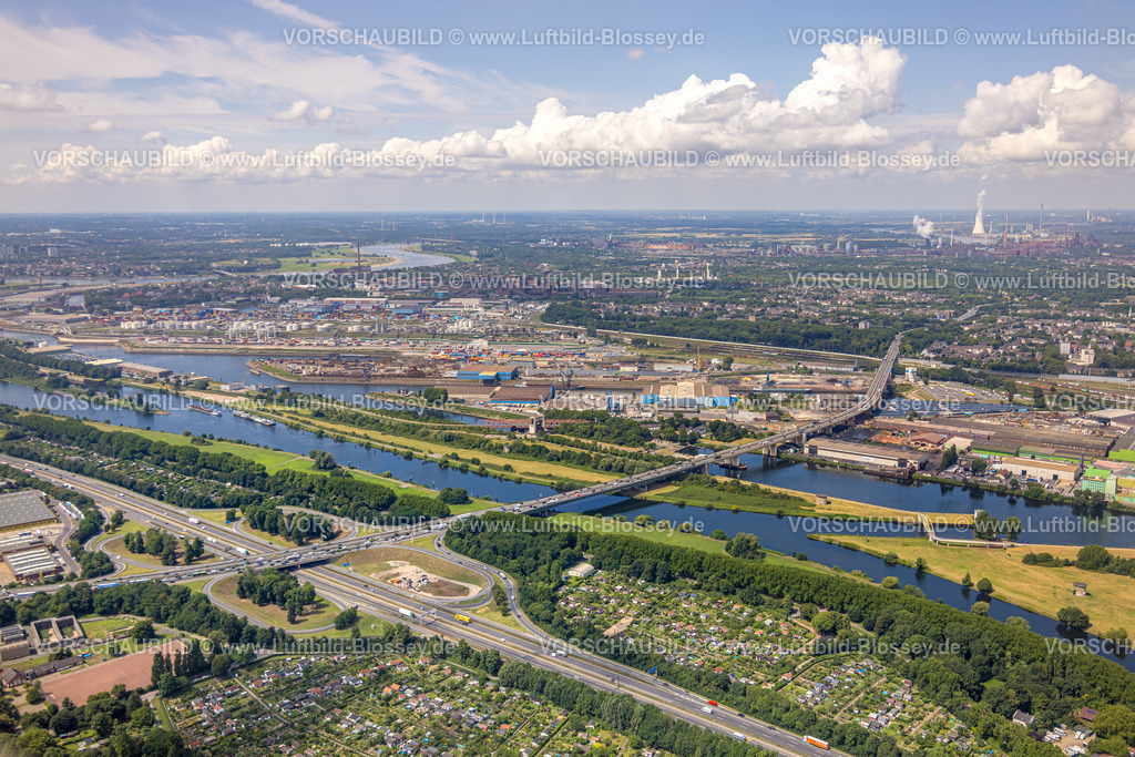 Duisburg250703116Mitte | Luftbild, Berliner Brücke der Autobahn A59 über Fluss Ruhr und Rhein-Herne-Kanal zwischen Autobahnkreuz Duisburg und Hafen Duisburg, Kleingartenverein Ruhrwiesen., Fernsicht und blauer Himmel mit Wolken, Duissern, Duisburg, Ruhrgebiet, Nordrhein-Westfalen, Deutschland