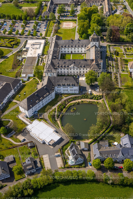 Schmallenberg240505520 | Luftbild, Wohngebiet Ortsansicht Ortsteil Kloster Grafschaft und Fachkrankenhaus Kloster Grafschaft GmbH mit Teich, Grafschaft, Schmallenberg, Sauerland, Nordrhein-Westfalen, Deutschland
