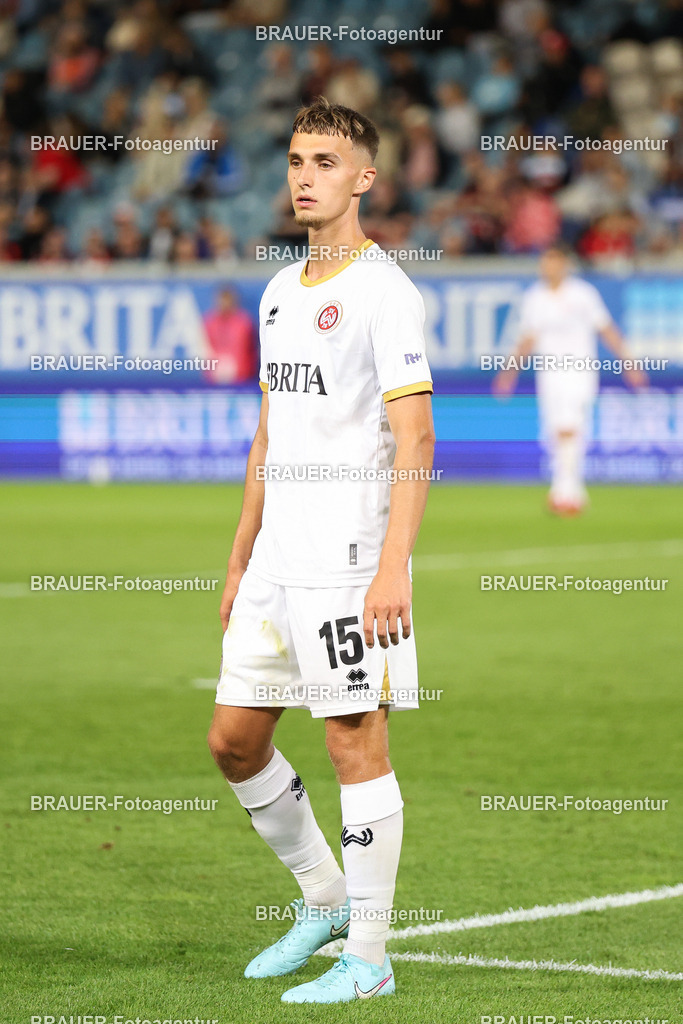SV Wehen Wiesbaden - Rot-Weiss Essen | Wiesbaden, Deutschland, 22.08.2025Justin Janitzek (SV Wehen Wiesbaden) schautwährend des drittliga Spiels zwischen SV Wehen Wiesbaden und Rot-Weiss Essen am 22.08.2025 in der BRITA-Arena in Wiesbaden. (Foto von Timo Bluhmki-Schmidt/Brauer Fotoagentur