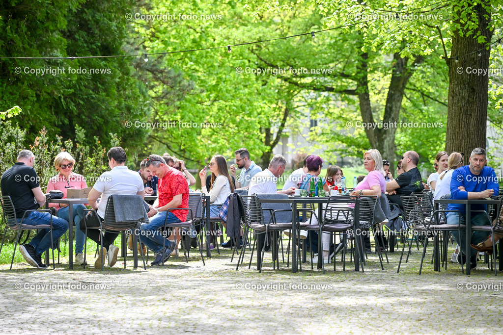 Slowakei_ Trenciansky kraj_ Trencianske Teplice_ 22.04.2025-17 | 22.04.2025, Slowakei, SVK, Trenciansky kraj, Trencianske Teplice, im Bild Trencianske Teplice, Trentschin-Teplitz, Stadt im Westen der Slowakei, Kurort mit Sehenswuerdigkeiten, Hotels aus der Zeit der habsburgischen Monarchie, einem Kurpark sowie alten Badehaeusern, Stadtansichten, Gebaeude, Architektur, Park, Strassen, Haeuser, Infrastruktur,  Denkmaeler, Kultur, Cafe, Cafehaus, Gastgarten, Touristen, Gastronomie, Kurpark