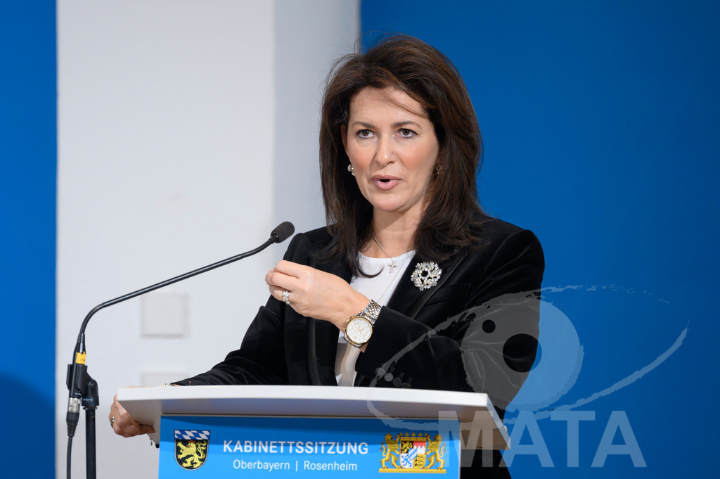 _DW05060 | Bayerns Landwirtschaftsministerin Michaela Kaniber (CSU)  Pressekonferenz im Lokschuppen. Rosenheim, 02.12.2025 Bayern Deutschland - Realisiert mit Pictrs.com