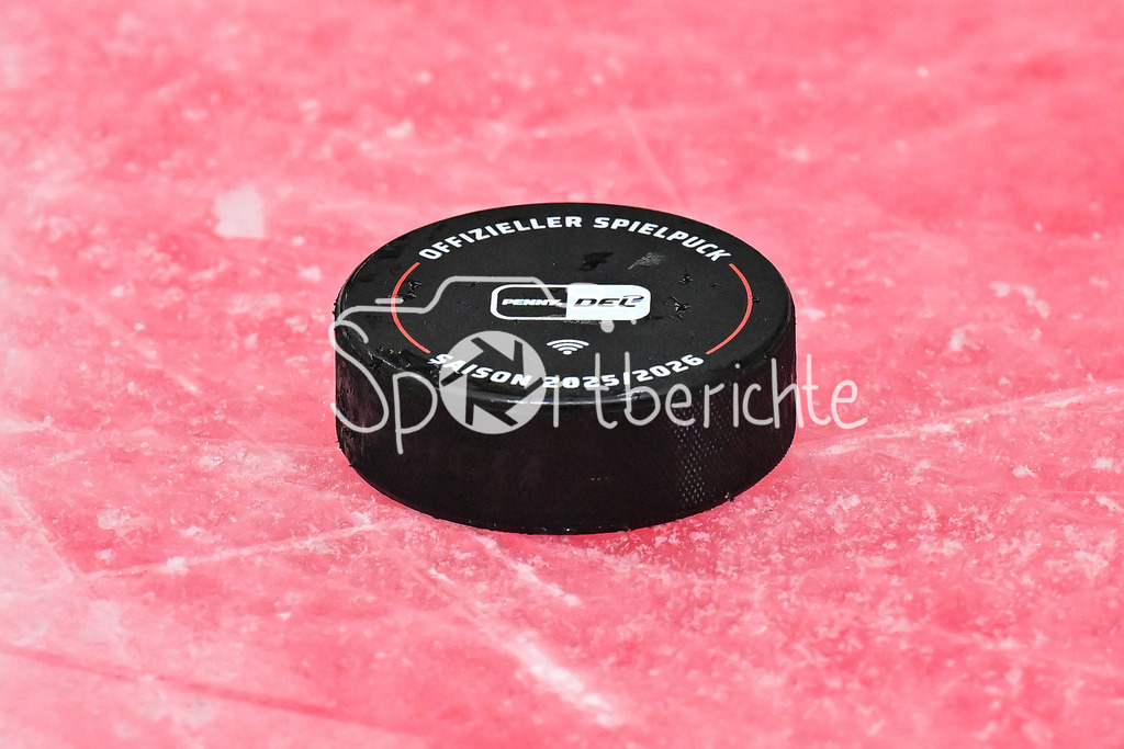 Augsburger Panther - Adler Mannheim | im Bild der offizielle Spielpuck der DEL Saison 2025/26 / Puck / Symbolbild / DEL: Augsburger Panther - Adler Mannheim; Curt Frenzel Stadion am 14.09.2025