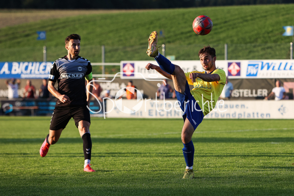 FC Pipinsried - SV Wacker Burghausen | Benedikt WIEGERT (FCP #28) bei einem Torschuss