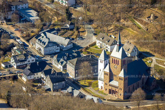 Kirchhundem250308561Flape | Luftbild, Kirche St. Peter und Paul, Kirchhundem, Sauerland, Nordrhein-Westfalen, Deutschland