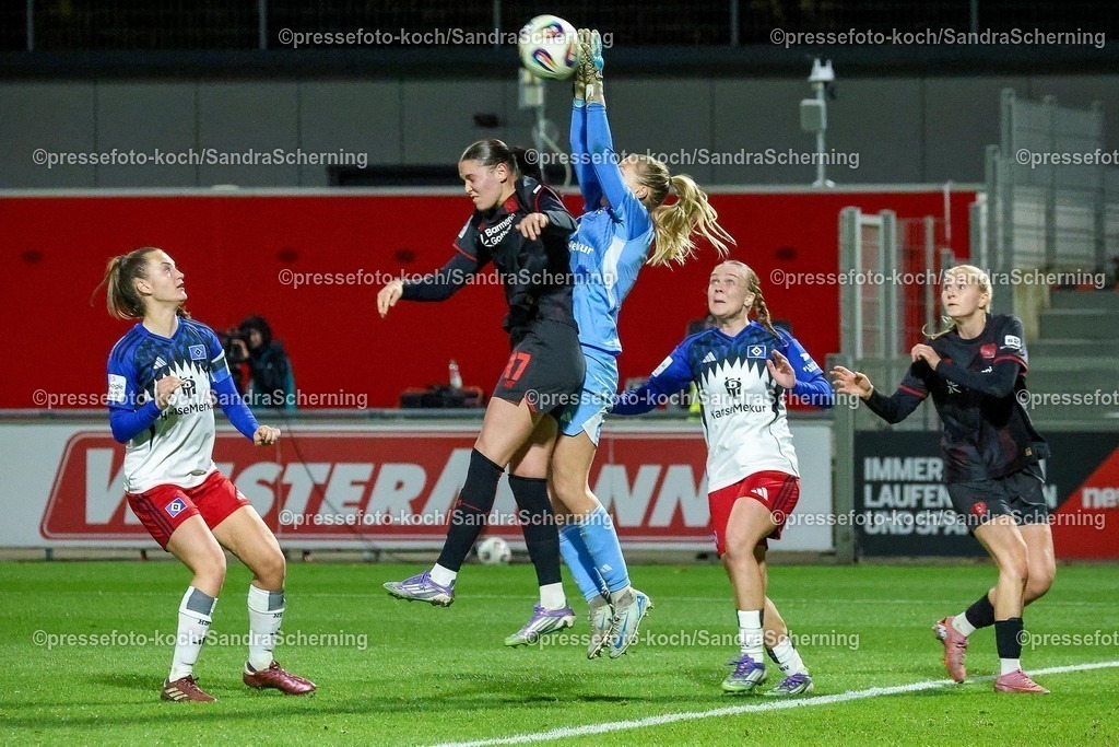 xsscx05112501023 | 05.11.2025, xsscx, Frauen Fuﬂball, Bayer 04 Leverkusen - Hamburger SV, Saison 2025 2026: Valentina Maedl (Bayer 04 Leverkusen #17) im Zweikampf gegen Inga Schuldt (Hamburger SV #1) DFB regulations prohibit any use of photographs as image sequences and or quasi-video.