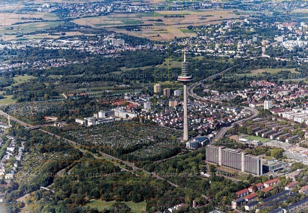 R3B_0125_wa_fra_fra_skyline_wa_finish | Die Frankfurter Skyline erhebt sich kraftvoll aus der Stadt und erzählt von Dynamik, Vision und urbanem Leben. Aus der Vogelperspektive verschmelzen Architektur, Licht und Struktur zu einem Moment voller Energie und Klarheit. Frankfurt zeigt sich hier als pulsierendes Zentrum zwischen Ruhe und Bewegung – modern, stark und zeitlos.
Aufgenommen über Frankfurt am Main. - Realisiert mit Pictrs.com