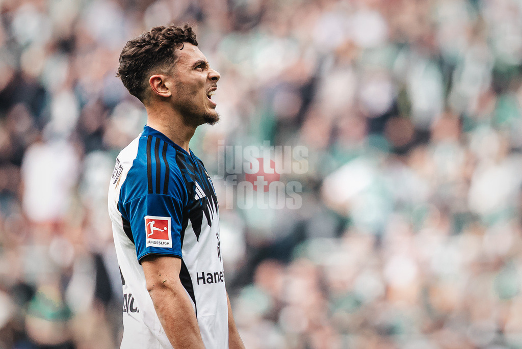 Fußball | Männer | Saison 2025/2026 | 1. Fußball-Bundesliga | 30. Spieltag | SV Werder Bremen vs. Hamburger SV | 18.04.2026 | William Mikelbrencis (#2, HSV) schaut enttäuscht ärgert sich