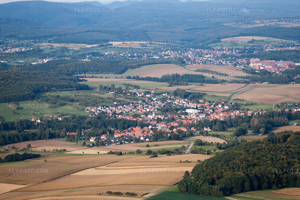 Aerial view: View of the town in Engwiller in the state Bas-Rhin, France. – Photo: IMG_53625.jpg taken on 09/30/2012 by Werner Riehm/FLY-FOTO.com – Resolution of the original: 4752 x 3168 px