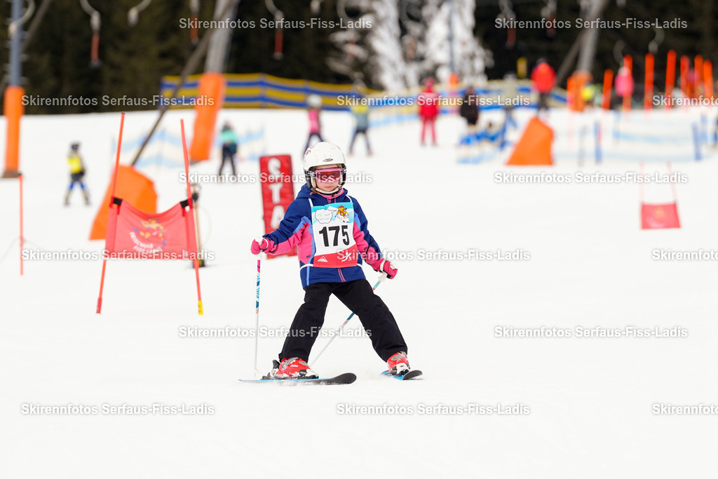 SRF_02.01.2026_0192 | Skirennfotos,Serfaus,Fiss,Ladis,Kinderskirennen,Winter,Tirol,Oberland,skirace,SFL,feelfree,weil wir's genießen,ski,Ski,skifahren,Sonnenplateau, - Realisiert mit Pictrs.com