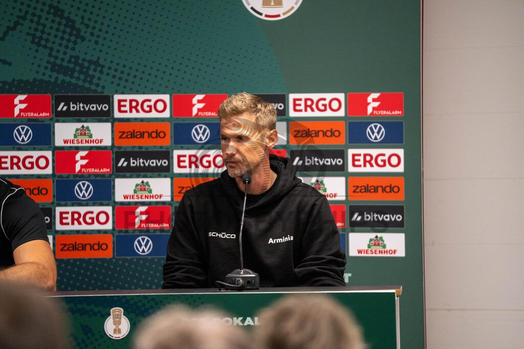 SG Sonnenhof Großaspach vs. Arminia Bielefeld, Fussball, DFB-Pokal, 1. Runde, 22.08.2026 | Oliver Kirch (Cheftrainer Arminia Bielefeld),SG Sonnenhof Großaspach vs. Arminia Bielefeld, Fussball, DFB-Pokal, 1. Runde, 22.08.2026,DFB regulations prohibit any use of photographs as image sequences and/or quasi-video