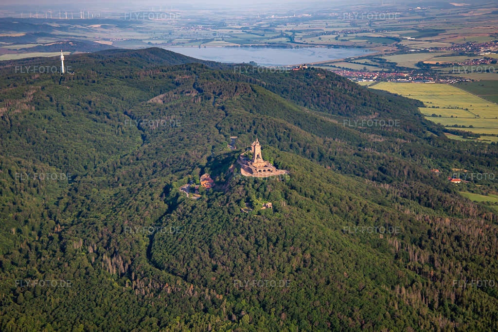 Luftbild: Kyffhäuser-Denkmal im Ortsteil Steinthaleben in Kyffhäuserland im Bundesland Thüringen in Deutschland. – Foto: IMG_136721.jpg vom 18.06.2023 durch Werner Riehm/FLY-FOTO.de – Auflösung des Originals: 5309 x 3540 px – Kyffhäuser Denkmal