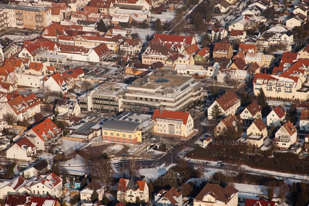 Luftbild: VG-Verwaltung, Sparkasse im Winter bei Schnee in Kandel im Bundesland Rheinland-Pfalz in Deutschland. Foto: IMG_24388.jpg vom 16.02.2010 durch Werner Riehm/FLY-FOTO.de