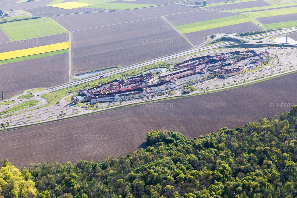Vue aérienne: Centre de magasins d'usine à Roppenheim dans le département Bas Rhin, France. Photo: IMG_099052.jpg prise le 23/04/2017 par Werner Riehm/FLY-FOTO.eu – Résolution de l'original: 5472 x 3648 px