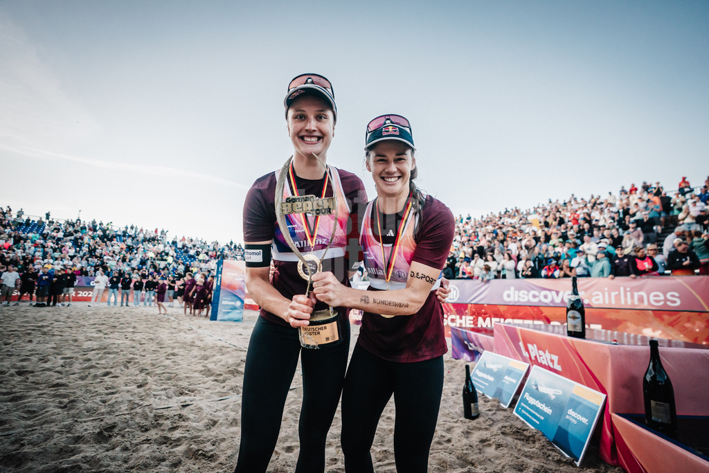 Beachvolleyball | Frauen und Männer | Deutsche Meisterschaften 2025 Timmendorfer Strand | 07.09.2025 | Die Gewinnerinnen der Goldmedaille v.l. Svenja Müller und Cinja Tillmann bei der Siegerehrung