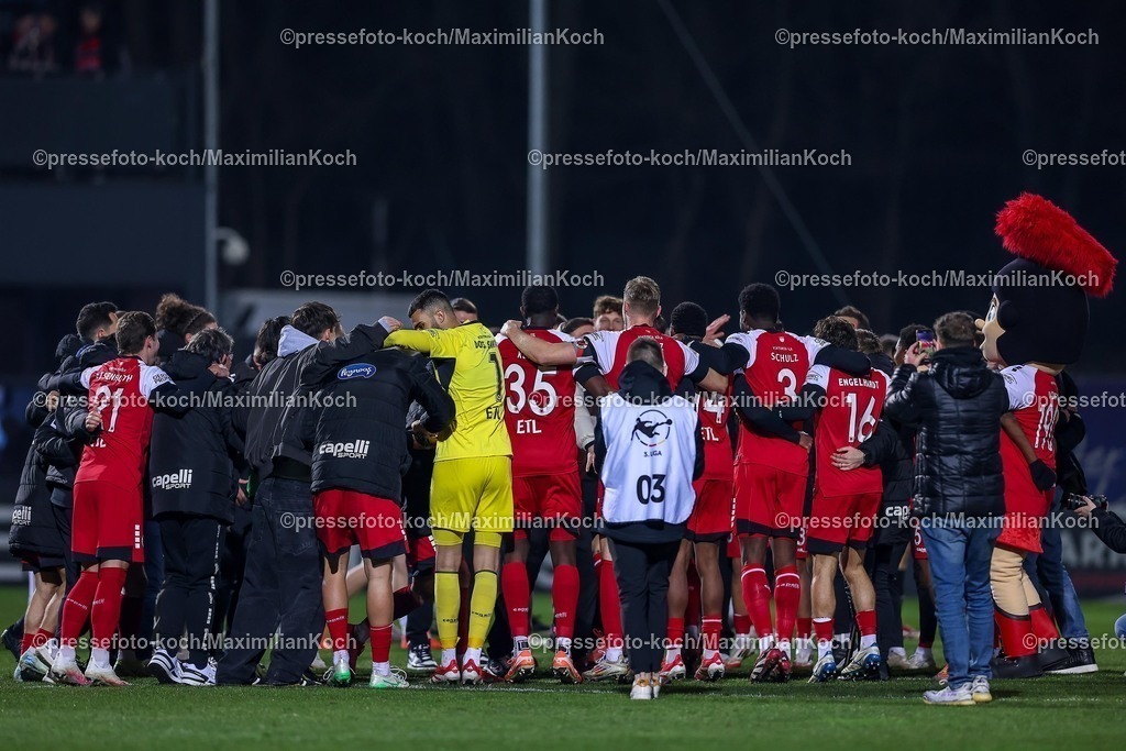 Koe12032501136 | 12.03.2025, Fußball, FC Viktoria Köln – Rot-Weiss Essen, 3.Liga, Sportpark Höhenberg, Saison 2024 2025: Zufriedene Gesichter nach dem 1:0 Sieg für Viktoria Köln - Mannschaftskreis nach dem SpielDFB regulations prohibit any use of photographs as image sequences and or quasi-video.