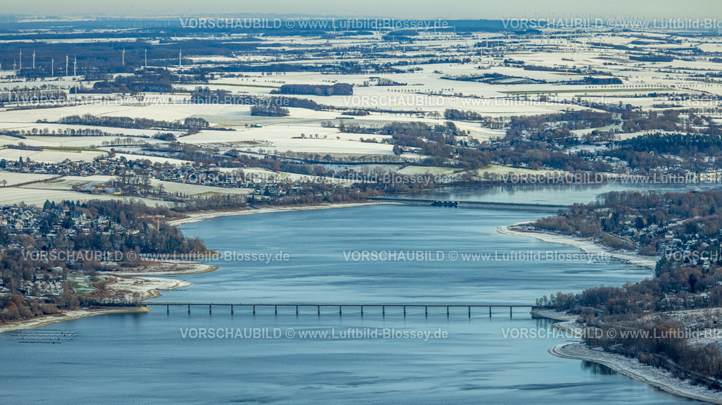Moehnesee221201100-2-2 | Luftbild, Winterlicher Möhnesee und Möhnetalsperre, Körbecker Brücke, im Hintergrund der Stockumer Damm mit Stauwehr, Günne, Möhnesee, Sauerland, Nordrhein-Westfalen, Deutschland