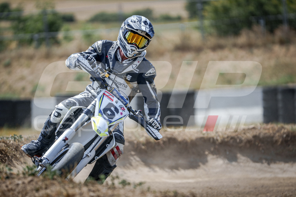 SuperMoto_Staatsmeisterschaft_Fuglau-748 | GRIPcapture steht für authentische Sportfotografie in Österreich – für Momente, die mehr sind als Geschwindigkeit oder Ergebnis. Es geht um Emotion, Spannung, Fokus und den Augenblick, der oft nur einen Wimpernschlag dauert.Ob Motorsport, Teamsport oder 