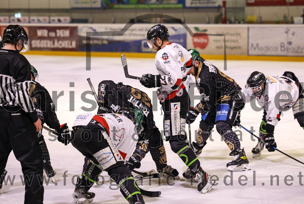 2024-03-08_089_TSV_Erding_gegen_EHC_Koenigsbrunn | Erding, Deutschland, 08.03.2024:
Eishockey, Bayernliga Playoffs 2023 / 2024, 1. Spieltag, TSV Erding gegen EHC Königsbrunn, Endergebnis: 3:0

Thomas Plihal (Erding Gladiators, #39), Toms Prokopovics (EHC Königsbrunn, #27), Maximilian Forster (Erding Gladiators, #81)

Foto: Christian Riedel / fotografie-riedel.net
