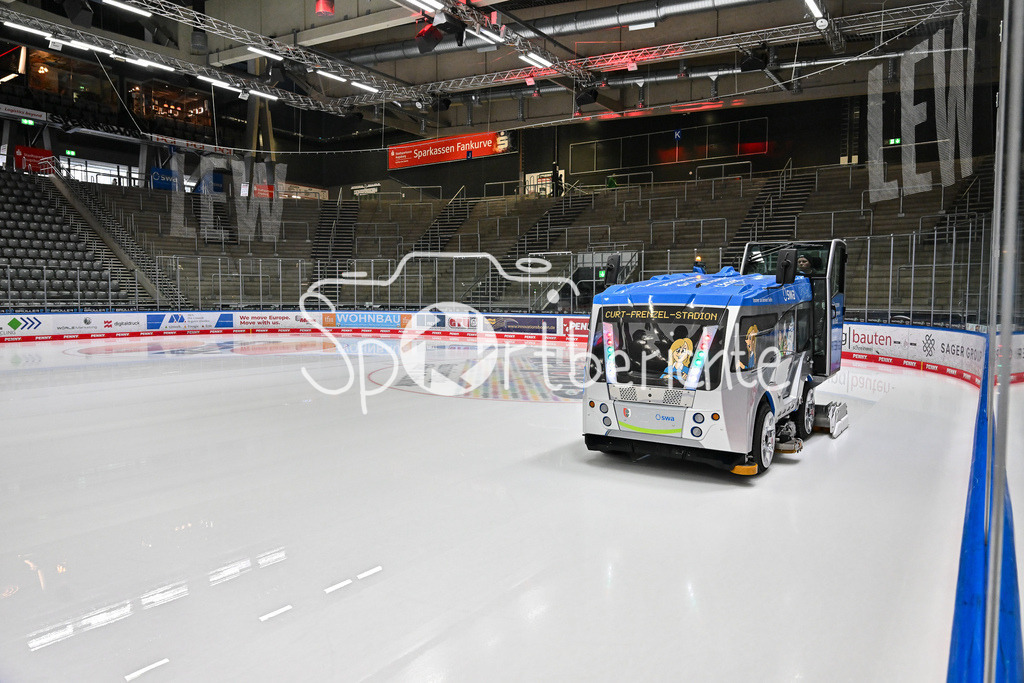 Augsburger Panther - ERC Ingolstadt | Die Eismaschine faehrt vor der Partie noch ueber das Eis / Symbolbild / DEL: Augsburger Panther - ERC Ingolstadt, Curt Frenzel Stadion am 26.01.2025