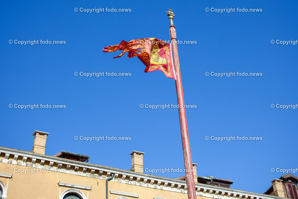 Italien_ Venedig_ 03.03.2025-4 | 03.03.2025, Italien, ITA, Venetien, Venedig, im Bild Venedig, Stadtansichten, Touristen, Reisefeature, Karneval, Masken, maskiert, venezianisch, Reise, Venedig, Venezia, Venetien, Stadtansicht, Campanile, Canale Grande, Markusplatz, Markuskirche, Touristen, Gondel, Gondolere, Faehre, Motorboot, Wassertaxi, Vaporetto, Adria, Lagune, Pfahlbauten, Bruecke, Rialtobruecke, La Gondola, Dogenpalast, Italien, Creativ, Kreativ