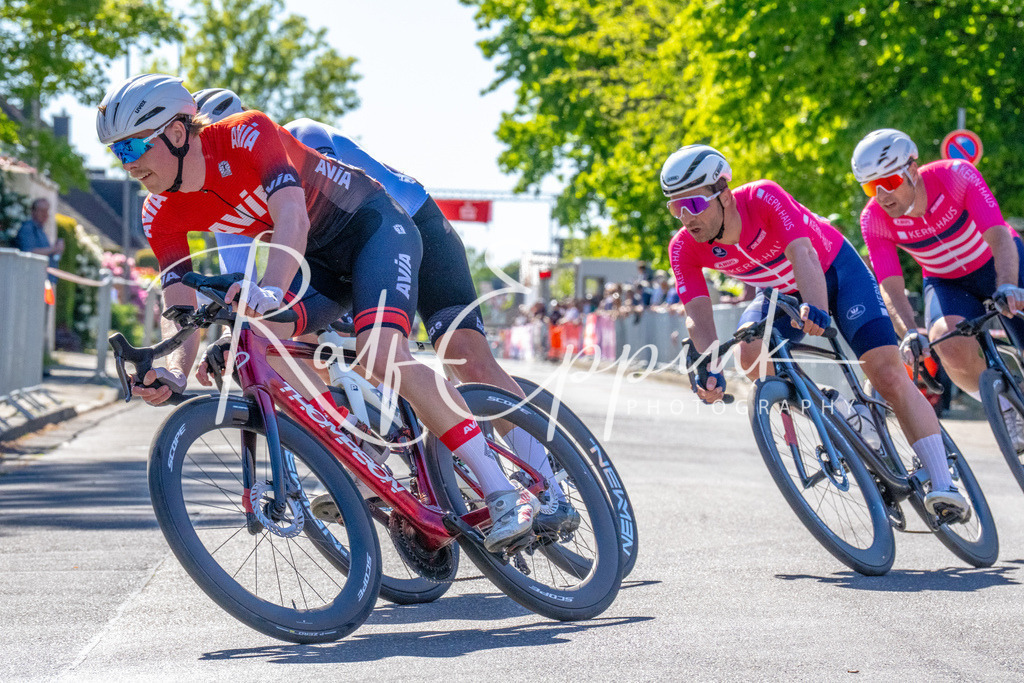Spurt in den Mai 2026 - Großer Preis der Sparkasse Neuss | Annual one-day road cycling race "Großer Preis der Sparkasse Neuss" held in Büttgen, Germany, organized by VfR Büttgen 1912 e.V. The event features multiple races across all age categories from U11 youth to Elite men. - Realisiert mit Pictrs.com