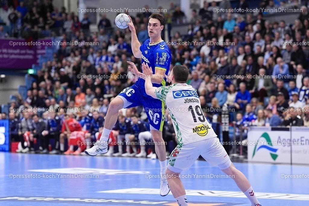 xYDRx14122501007 | 14.12.2025, xydrx, Handball, 1.HBL, VfL Gummersbach - SC Magdeburg, Schwalbe-Arena: Miro Schluroff (VfL Gummersbach #15) im Zweikampf gegen Elvar Oern Jonsson (SC Magdeburg #19)Photo: xYannisxDreimannxPressefotoKochx