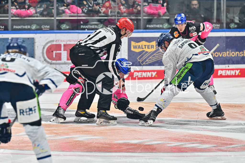 Augsburger Panther - Straubing Tigers | Beim Bully Cody KUNYK (Augsburger Panther #20) und Joshua SAMANSKI (Straubing Tigers #8) / Zweikampf / duell / DEL: Augsburger Panther - Straubing Tigers, Curt Frenzel Stadiom am 20.10.2024