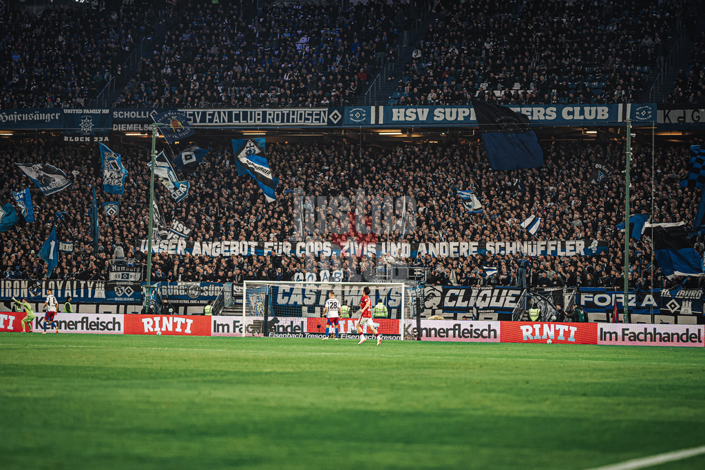 Fußball | Männer | Saison 2024/2025 | 2. Fußball-Bundesliga | 23. Spieltag | Hamburger SV vs. 1. FC Kaiserslautern | 21.02.2025 | Transparent der HSV Fans mit der Aufschrift Unser Angebot Für Cops Zivis Und Andere Schnüffler