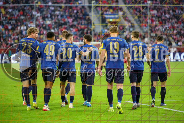10.04.2026, GER, Fussball, Herren, 2. BL, Saison 2025/2026, Fortuna Düsseldorf - Holstein Kiel | Phil Harres (Kiel) Torjubel, jubelt mit seiner Mannschaft nach dem Treffer zum 0:1 