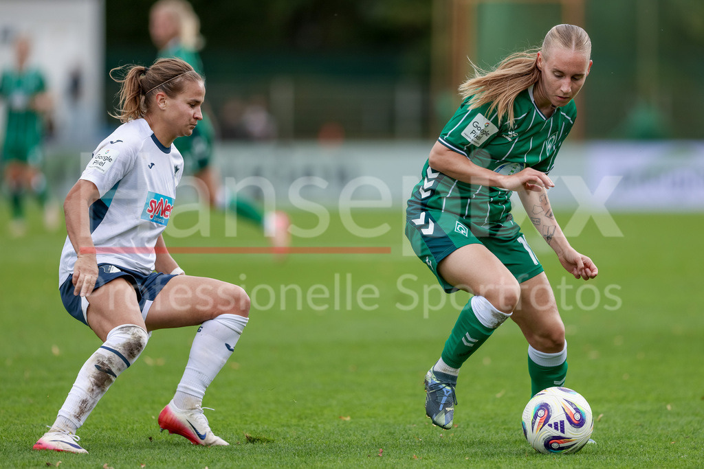 Fussball, Google Pixel Frauen-Bundesliga, SV Werder Bremen - TSG 1899 Hoffenheim | DIE DFB-RICHTLINIEN UNTERSAGEN JEGLICHE NUTZUNG VON FOTOS ALS SEQUENZBILDER UND/ODER VIDEOÄHNLICHE FOTOSTRECKEN. DFB REGULATIONS PROHIBIT ANY USE OF PHOTOGRAPHS AS IMAGE SEQUENCES AND/OR QUASI-VIDEO.