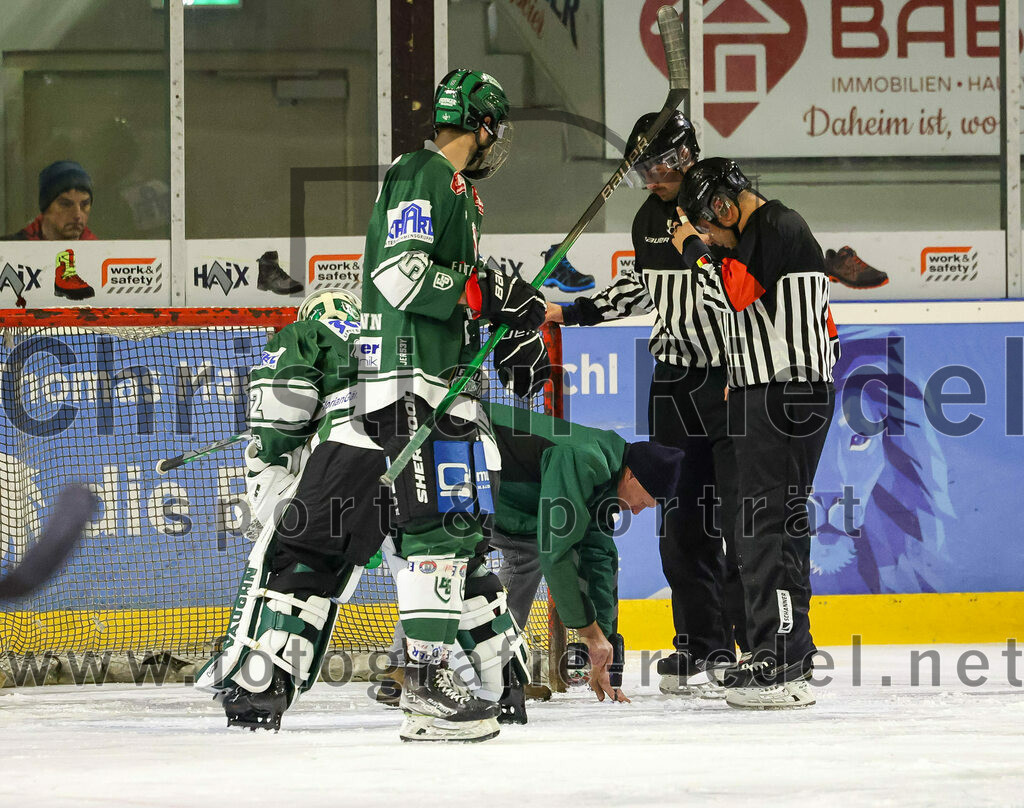 2023-11-12_089_TSV_Erding_gegen_EHC_Koenigsbrunn | Erding, Deutschland, 12.11.2023:
Eishockey, Bayernliga Vorrunde 2023 / 2024, 9. Spieltag, TSV Erding gegen EHC Königsbrunn, Endergebnis: 3:2

Torwart Dimitri Pätzold (Erding Gladiators, #32), Florian Zimmermann (Erding Gladiators, #5)

Foto: Christian Riedel / fotografie-riedel.net