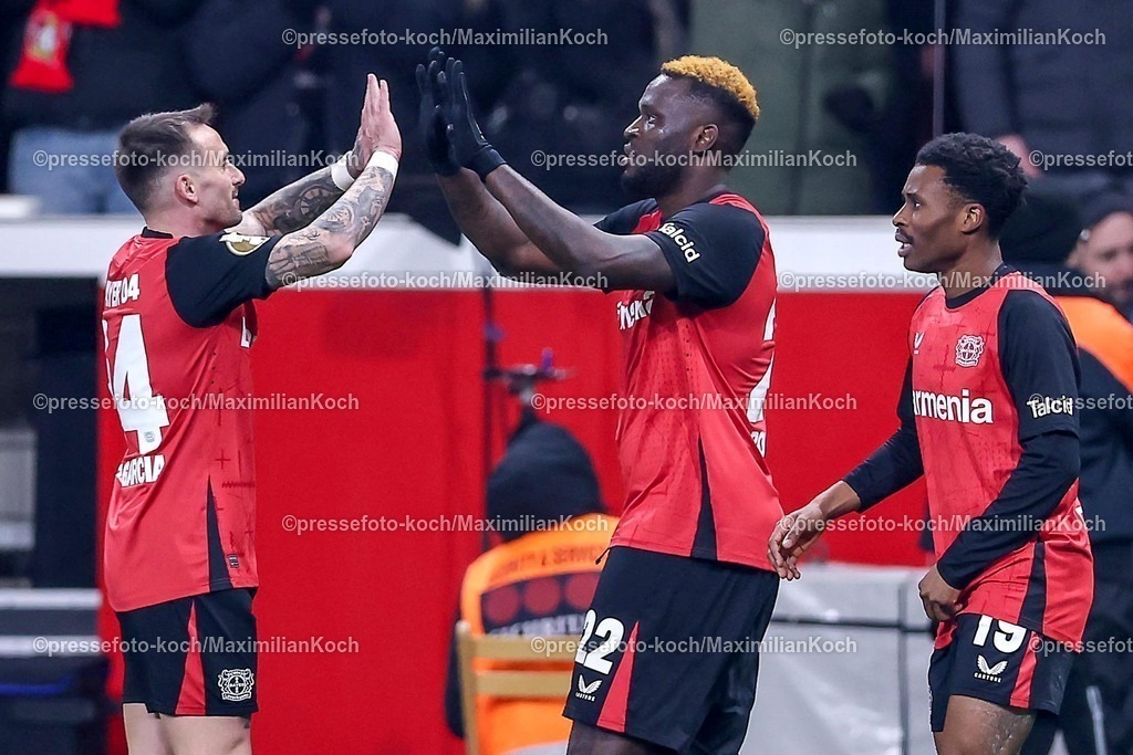 DFB05022501104 | 05.02.2025, Fußball, DFB-Pokal Viertelfinale, Bayer 04 Leverkusen - 1.FC Köln, BayArena, Saison 2024 2025: Torjubel nach dem 3:2 durch Victor Boniface (Bayer04 Leverkusen #22) zusammen mit Aleix Garcia (Bayer04 Leverkusen #24)DFB regulations prohibit any use of photographs as image sequences and or quasi-video.
