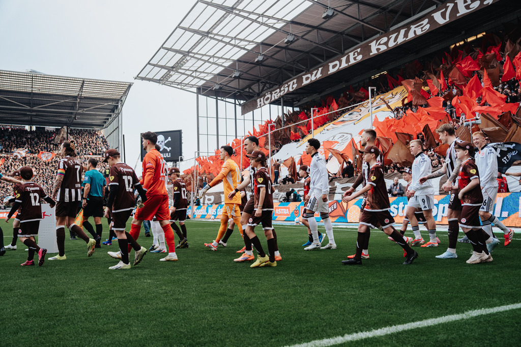 HEV07359 | Der offizielle Shop für FC St. Pauli Fotos. Wähle aus Spielszenen & Fanmomenten dein FCSP Wunschformat. Wir liefern Millerntor-Atmosphäre.