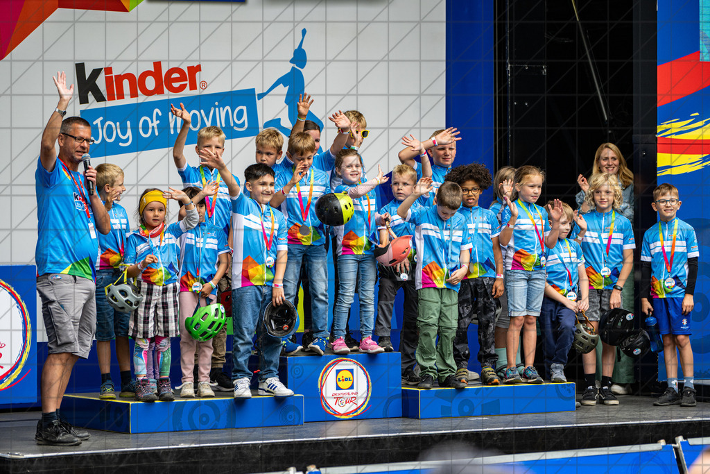 DeutschlandTour 2025 | Etappe 2 - Arnsberg (Ziel) | Kinder Joy of moving, Bike Parade //  22.08.25: DeutschlandTour 2025 | Etappe 2 - Arnsberg (Ziel) / Arnsberg / Deutschland  //   CREDIT:www.bullenfotos.de, Martin König, Hörner Weg 40, D-49078 Osnabrück, +4917663732967 // Nutzung und Weitergabe nur zu den vereinbarten Zwecken. Presseanfragen an Ersteller. Alle Rechte beim Ersteller. Honorierung nach MFM. - Realisiert mit Pictrs.com