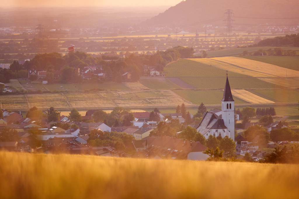 Blick auf die Kirche in Stetten | Stetten, Austria - June 04, 2015: Blick auf die Kirche in Stetten. - Realisiert mit Pictrs.com