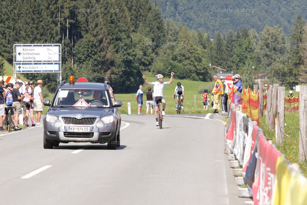 903_20230817_Bewerb_Maenner_Muehlanger | AUT - OESTERREICH, 2023-08-16: SPORT RENNRAD-FAHREN - 55. INTERNATIONALER RADWELTPOKAL IN ST. JOHANN IN TIROL  - Vintage-Radrennen mit WM-Bronze-Medaillen-Siegerin Christina Schweinberger, den Teilnehmer und Alexander Baumann (vom Orginastions-Team) - TAG 2 BEWERB MAENNER IN SECHS GRUPPEN  ; Foto: Roland Muehlanger