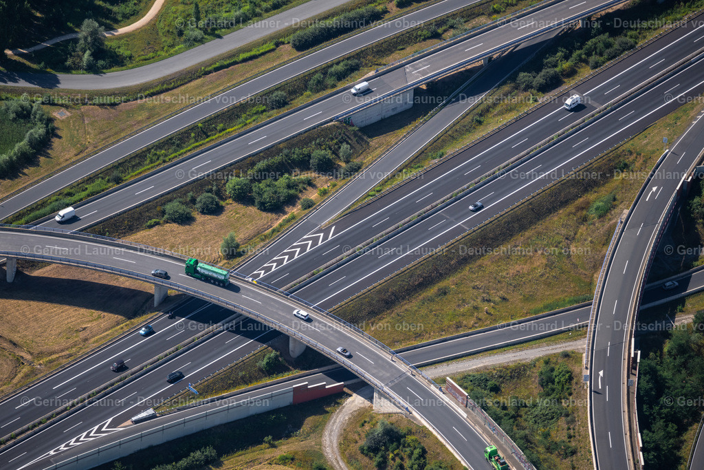 4035390 | BRAUNSCHWEIG 31.07.2020 Streckenführung und Fahrspuren im Verlauf der Autobahn- Abfahrt und Zufahrt der BAB A39 in Braunschweig im Bundesland Niedersachsen, Deutschland. // Routing and traffic lanes during the highway exit and access the motorway A 39 in Brunswick in the state Lower Saxony, Germany. Foto: Gerhard Launer