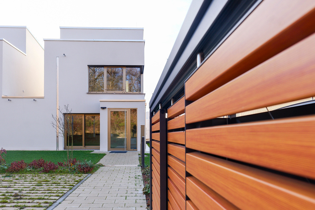 Bulachweg | Leonberg Warmbronn - Am Ortsrand von Leonberg-Warmbronn, im Bulachweg, entstand ein städtebauliches Ensemble mit Quartierscharakter und in nachhaltiger Holzbauweise. Das wurde ganz aktuell mit dem German Design Award ausgezeichnet. Bei einem Rundgang klärt einer der Investoren hoffentlich auch darüber auf, warum die sechs  bezugsfertigen Doppelhäuser seit vielen Wochen leer stehen. - Realisiert mit Pictrs.com