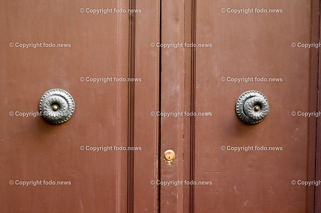 Italien_ Toscana_ Florenz_ 30.05.2024-247 | 30.05.2024, Italien, ITA, Toskana, Florenz im Bild Stadtansichten, Gebäude, Architektur, Touristen, Historisch, Souvenir, Altstadt, Museum, Statuen, Skulpturen, Piazza della Signoria, Statue David, Palazzo Vecchio, Neptunbrunnen, Piazza della Repubblica, Ponte Vecchio, Brücke, Uffizien, Kathedrale Santa Maria del Fiore, Arno, Fluß


Florenz, Firenze, ist eine italienische Großstadt. Nach Einwohnern ist sie die achtgrößte Stadt Italiens. Florenz ist die Hauptstadt sowie größte Stadt der Region Toskana und der Metropolitanstadt Florenz, in der etwa eine Million Menschen leben. Florenz ist für seine Geschichte berühmt. Leonardo da Vinci verbrachte große Teile seiner Jugend in Florenz, Michelangelo fand Unterschlupf in der Kirche der Medici, Galileo Galilei wohnte als Hofmathematiker in den Palästen der Medici. Von 1865 bis 1871 war die Stadt die Hauptstadt des neu gegründeten Königreichs Italien. Das historische Zentrum von Florenz zieht Jahr für Jahr Millionen von Touristen an. Die historische Innenstadt wurde von der UNESCO im Jahre 1982 zum Weltkulturerbe erklärt. 
Quelle: Wikipedia
