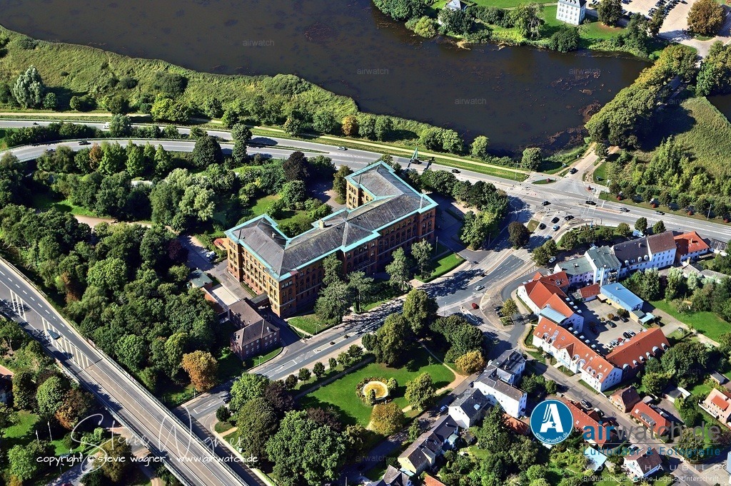 Luftbild Schleswig-Holsteinische Oberlandesgericht in Schleswig | Das Gericht wurde 1879 als OLG Kiel gegründet und 1948 nach Schleswig verlegt. Es ist nach dem Bundesgerichtshof die nächsthöhere Instanz und entscheidet in Zivil- und Strafsachen zweiter Instanz. Dem OLG ist die Generalstaatsanwaltschaft Schleswig-Holstein angegliedert.