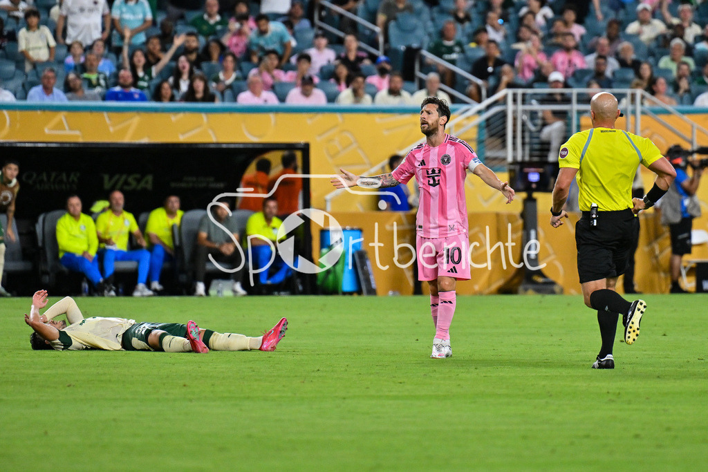 Inter Miami CF - Palmeiras Sao Paulo | Nach einem Foul bekommt Lionel MESSI (Inter Miami 10) von Schiedsrichter Szymon MARCINIAK die gelbe Karte / FIFA Club World Cup: Inter Miami CF - Palmeiras Sao Paulo, Hard Rock Stadium am 23.06.2025 / NOT FOR SALE IN USA