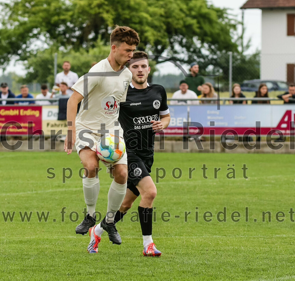 2023-07-02_023_SV_Walpertskirchen_gegen_FC_Herzogstadt | Walpertskirchen, Deutschland, 02.07.2023:
Fußball, Kreisliga 2023 / 2024, Testspiel, SV Walpertskirchen gegen FC Herzogstadt, Endergebnis: 

Benjamin Hötscher (SV Walpertskirchen, #45), Daniel Karamatic (FC Herzogstadt, #10)

Foto: Christian Riedel / fotografie-riedel.net