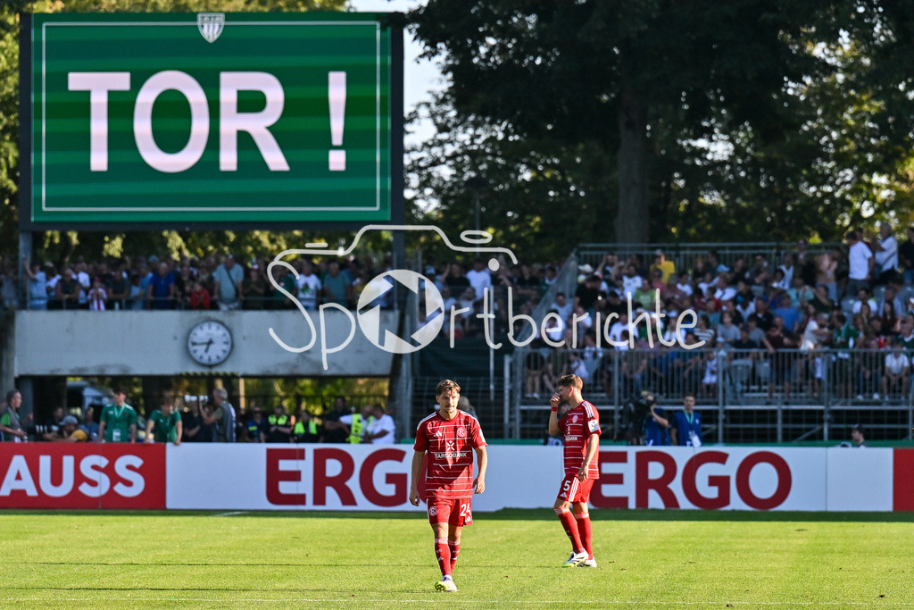 1. FC Schweinfurt 05 - Fortuna Düsseldorf | niedergeschlagene Düsseldorfer nach dem Treffer zum 1-0 für Schweinfurt / DFB-Pokal: 1. FC Schweinfurt 05 - Fortuna Düsseldorf; Riedel-Bau Arena am 18.08.2025 / Tor / Torschuetze / Freude / Happy