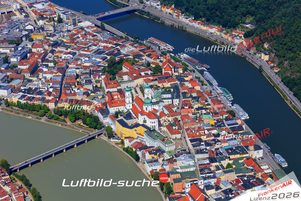 Die Luftaufnahme Altstadt - Passau wurde 2017 mittels Flugzeug (keine Drohne) erstellt. Perfekte Schärfe und Druck- Auflösung- Garantiert!