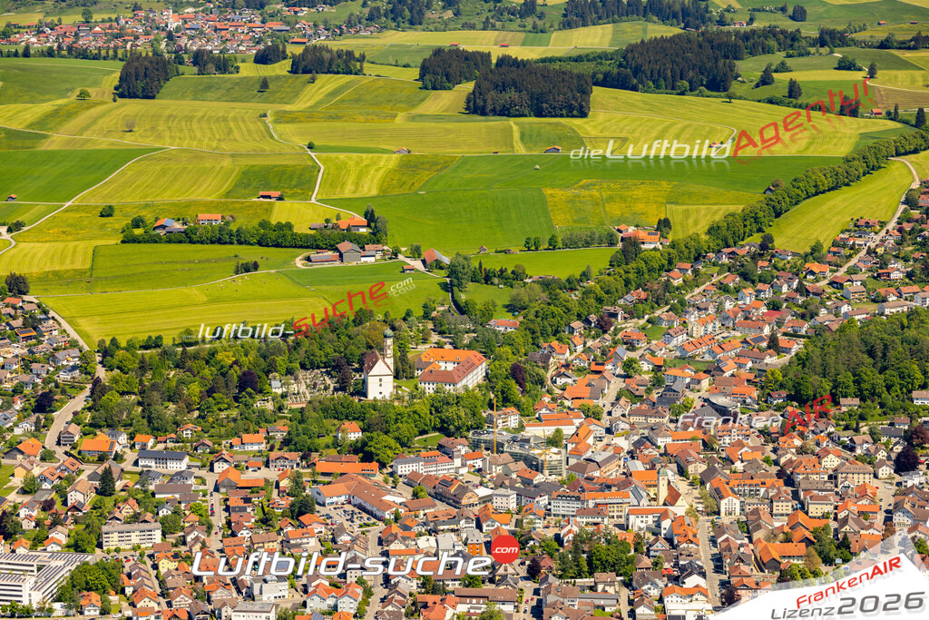 Das Luftbild zeigt :  Marktoberdorf - Die Luftaufnahme wurde 2024 vom UL-Flugzeug aus erstellt ( keine Drohne ) - Hochauflösende Luftaufnahme - Für grossformatige Ausdrucke geeignet. Die Geschenkidee !Mit Lizenz und Bildrechte bestellbar
